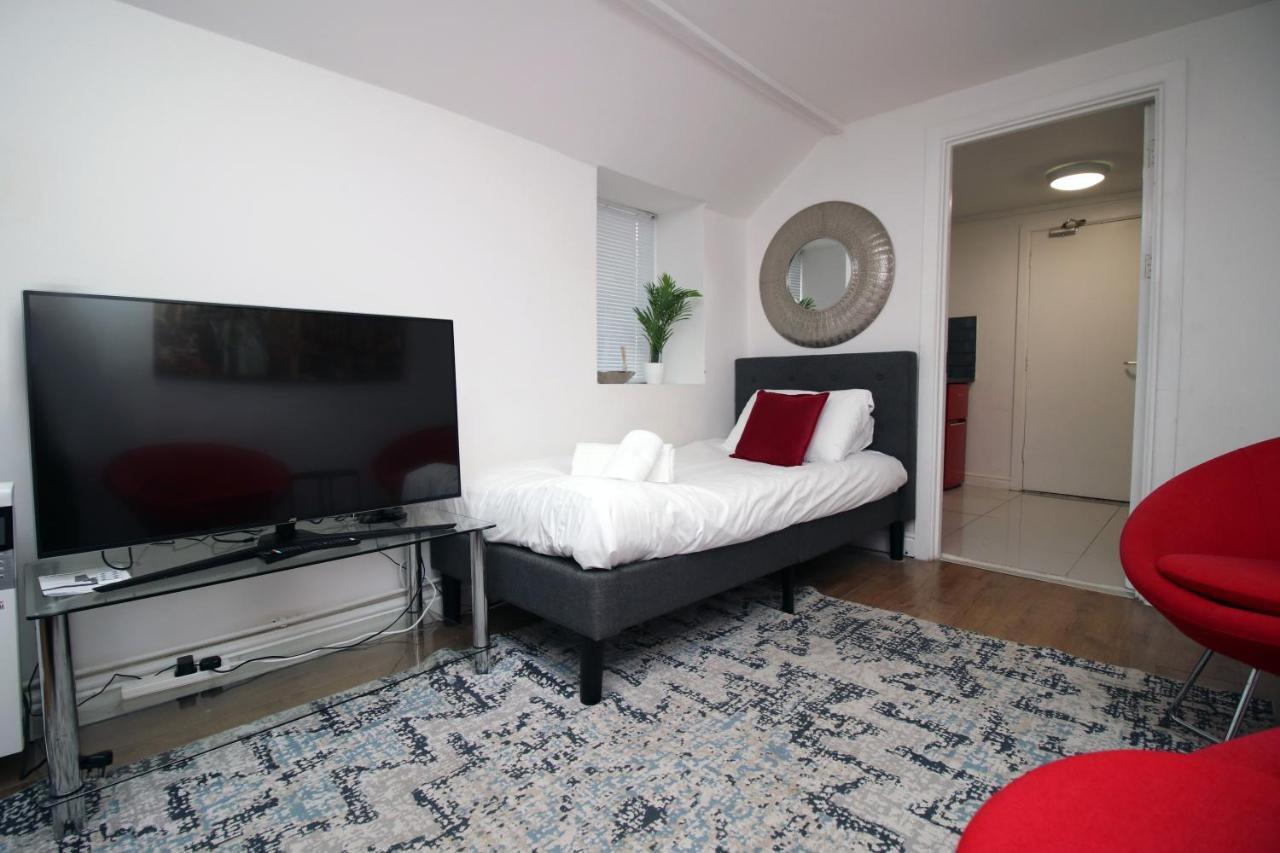 Lovely Studio Flat With Free Parking - Near To City Center Swansea Kültér fotó