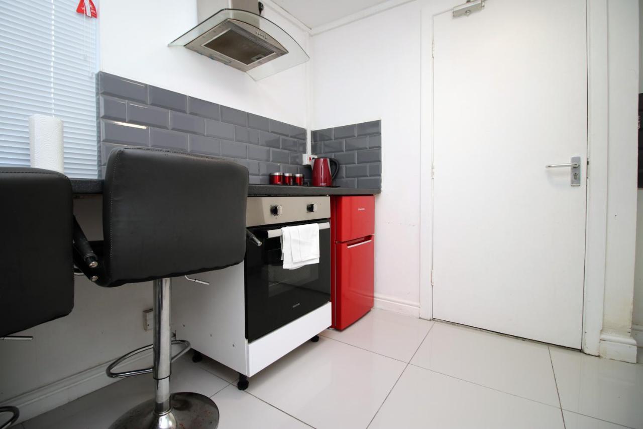 Lovely Studio Flat With Free Parking - Near To City Center Swansea Kültér fotó